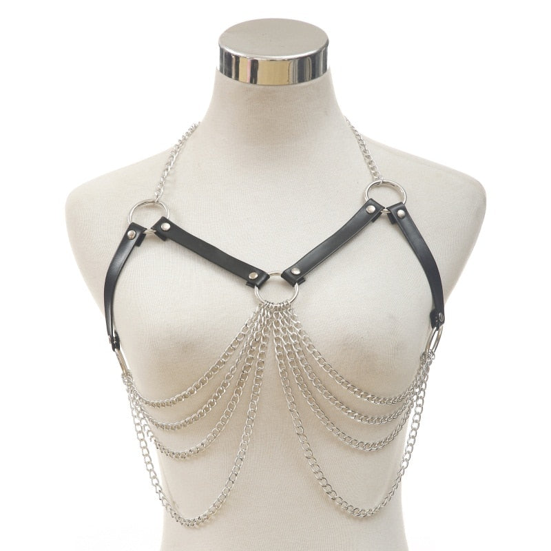 Nosso conjunto de Harness conta com 2 peças, uma para o busto e uma para as pernas produzidas em couro sintético todo ajustável. Peças belíssimas para você se jogar no seu lado sadomasoquista com muito luxo e poder.