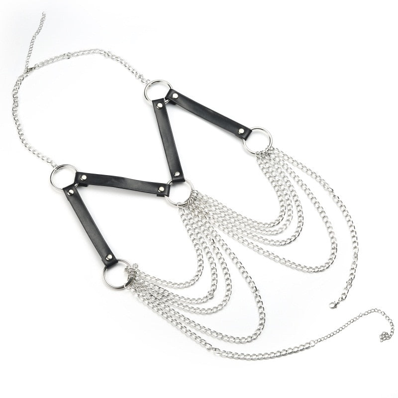Nosso conjunto de Harness conta com 2 peças, uma para o busto e uma para as pernas produzidas em couro sintético todo ajustável. Peças belíssimas para você se jogar no seu lado sadomasoquista com muito luxo e poder.