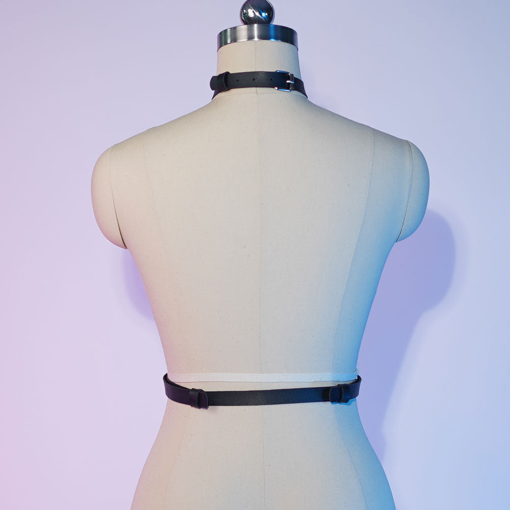 Nosso modelo de Harness conta com 1 peça incrível, para o busto, produzido em couro sintético e correntes. Peça belíssima para você se jogar no seu lado sadomasoquista com muito luxo e poder.
