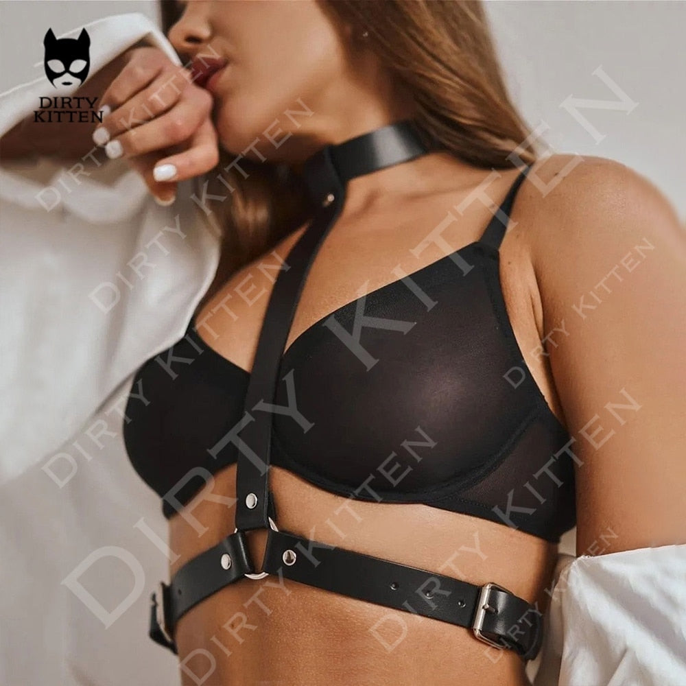 Nosso modelo de Harness conta com 1 peça incrível, para o busto, produzido em couro sintético e correntes. Peça belíssima para você se jogar no seu lado sadomasoquista com muito luxo e poder.