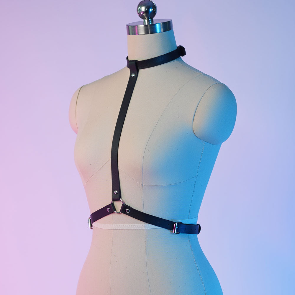 Nosso modelo de Harness conta com 1 peça incrível, para o busto, produzido em couro sintético e correntes. Peça belíssima para você se jogar no seu lado sadomasoquista com muito luxo e poder.
