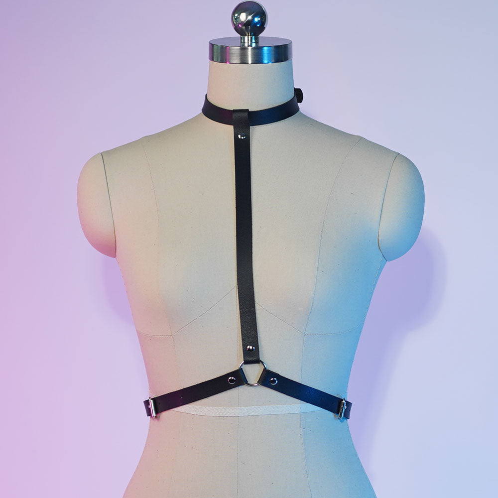 Nosso modelo de Harness conta com 1 peça incrível, para o busto, produzido em couro sintético e correntes. Peça belíssima para você se jogar no seu lado sadomasoquista com muito luxo e poder.